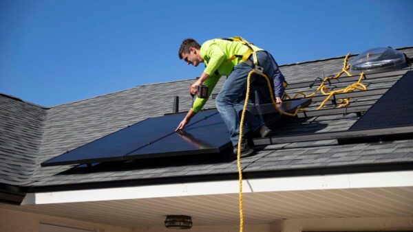 Solaranlage installieren und PV-Überschuss effektiv nutzen Montage einer Solaranlage für die spätere Nutzung von PV-Überschuss im Haushalt