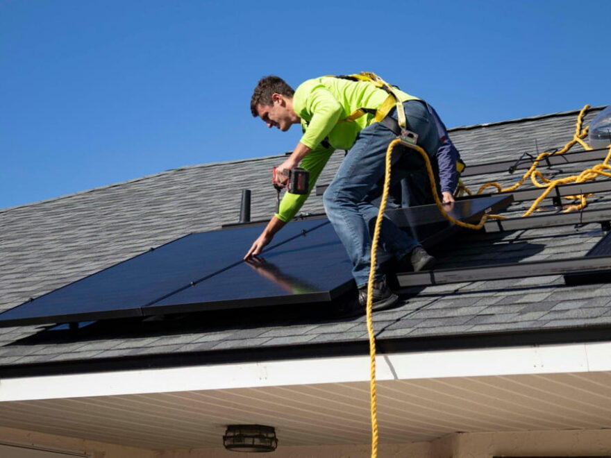 Montage einer Solaranlage für die spätere Nutzung von PV-Überschuss im Haushalt