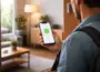 Smartphone erkennt Anwesenheit im Smart Home beim Verlassen der Wohnung